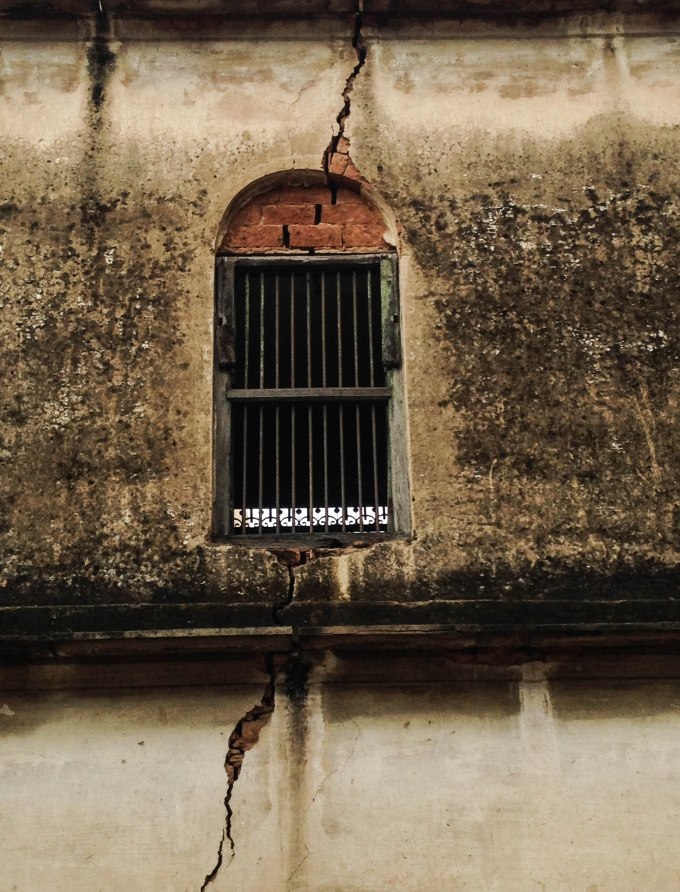Cracks in the evening (Banaras, 2014)