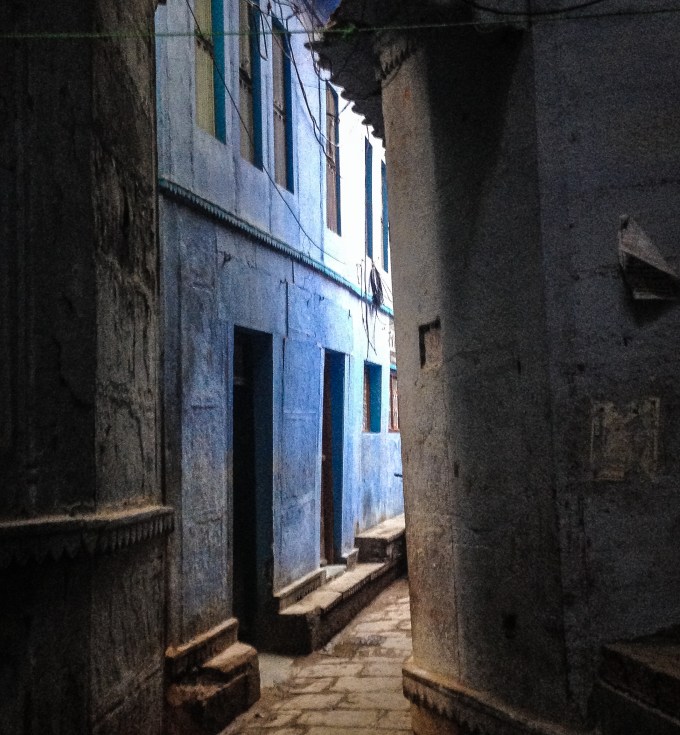 खाक भी जिस ज़मीं का पारस है,  शहर मशहूर यही बनारस है |